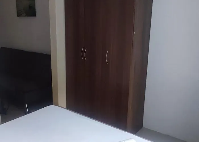 Linda's * Manila